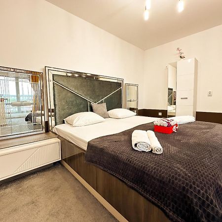 The Royal - Studio With Balcony & Panoramic View Craiova Exteriör bild