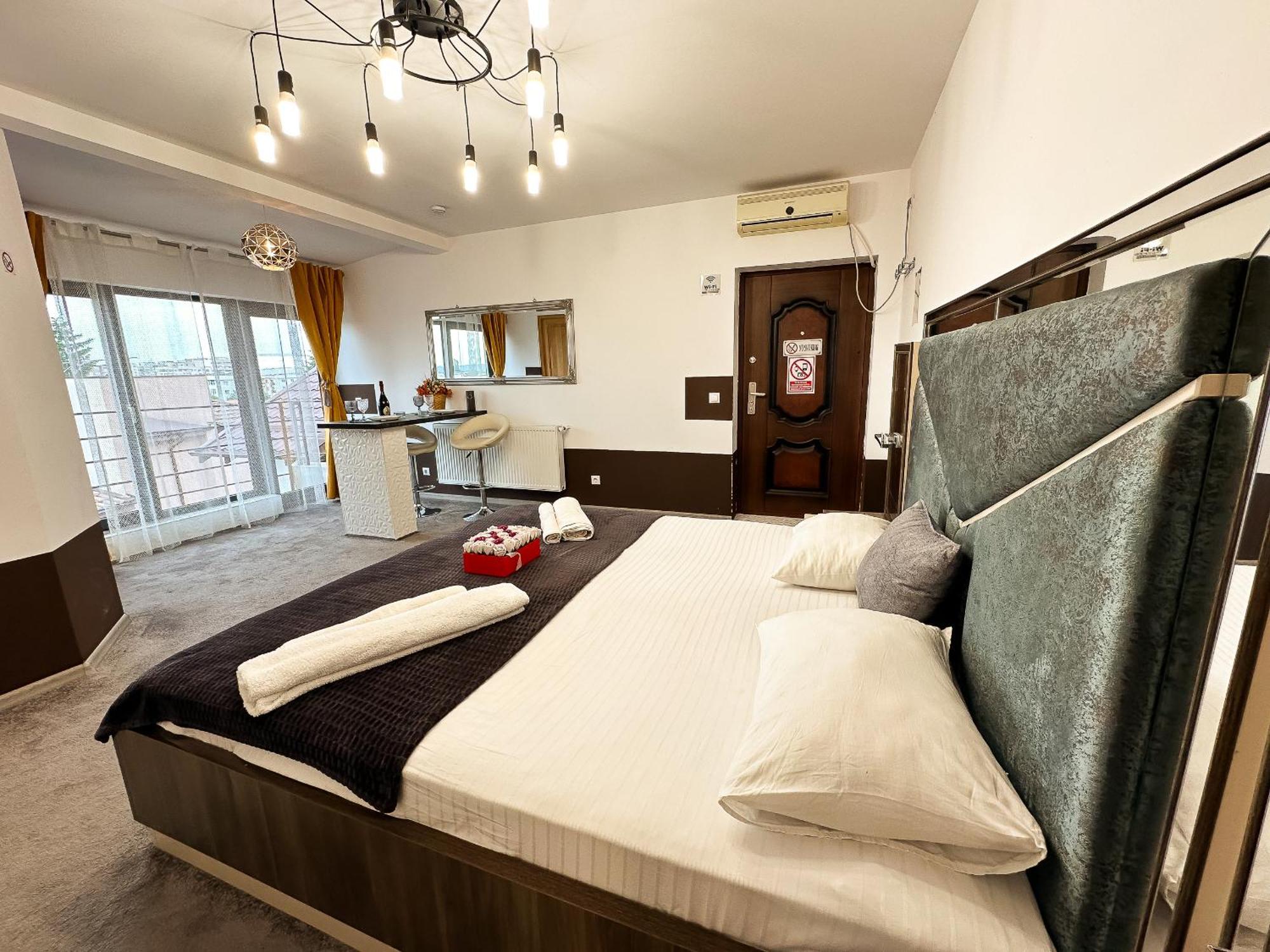 The Royal - Studio With Balcony & Panoramic View Craiova Exteriör bild