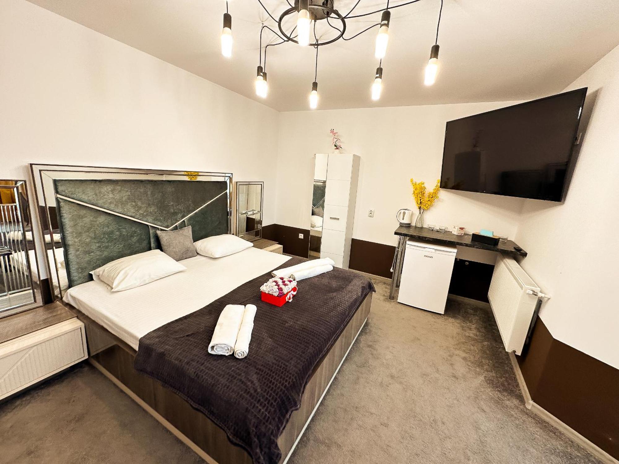 The Royal - Studio With Balcony & Panoramic View Craiova Exteriör bild