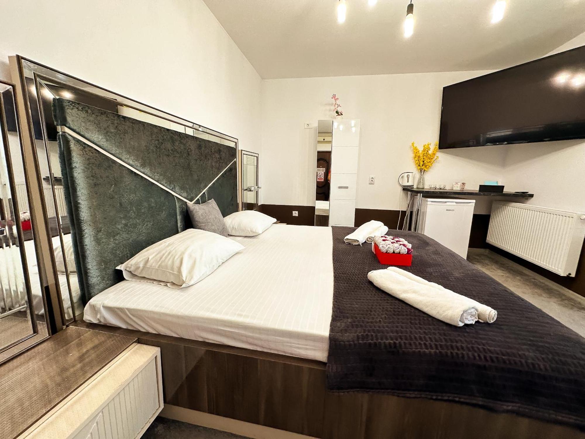 The Royal - Studio With Balcony & Panoramic View Craiova Exteriör bild