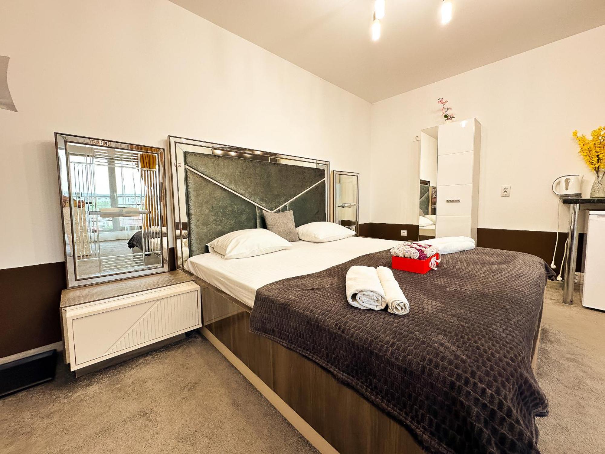 The Royal - Studio With Balcony & Panoramic View Craiova Exteriör bild