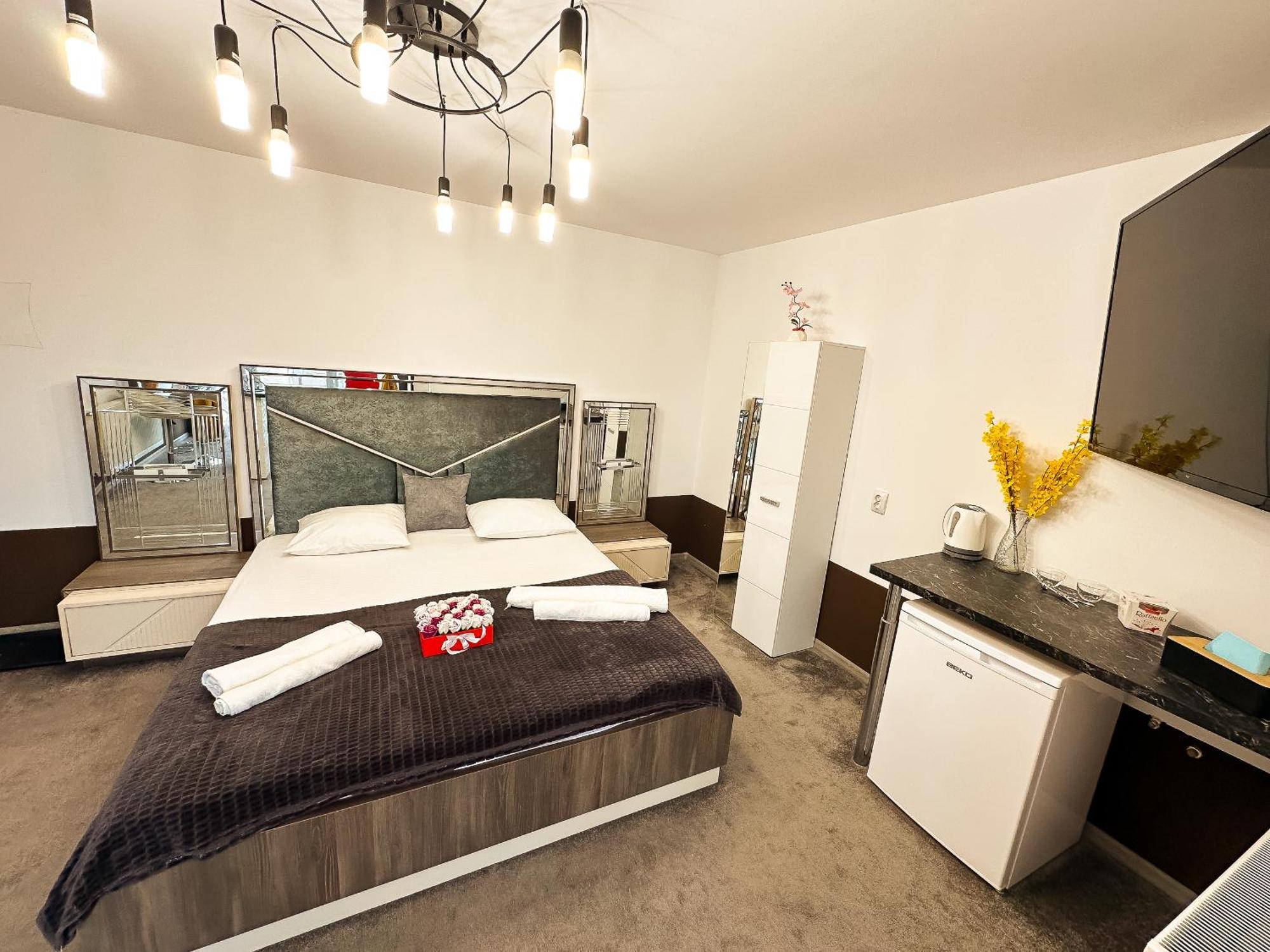 The Royal - Studio With Balcony & Panoramic View Craiova Exteriör bild
